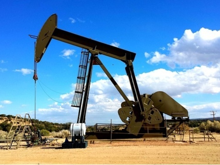 Ceny ropy stabilne, Saudowie tną wydobycie, a Chiny zakupy ropy z USA